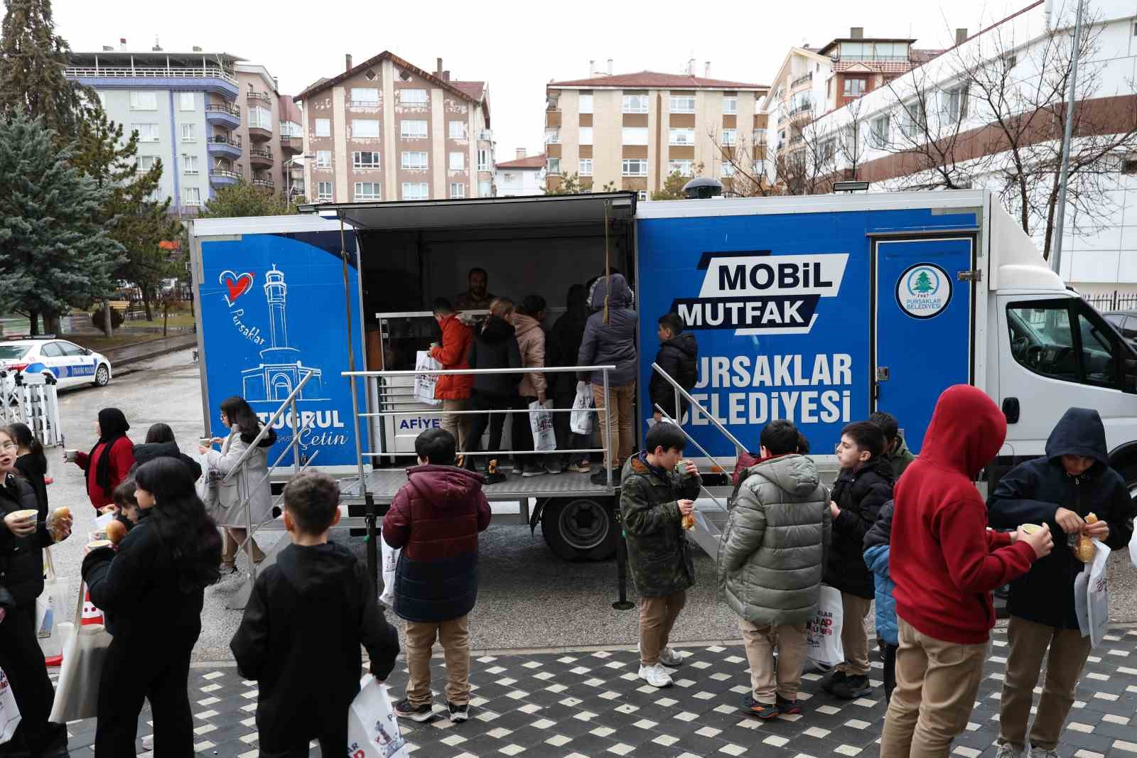 Pursaklar 4.Kitap Günleri’nde vatandaşlara çorba ikramı
