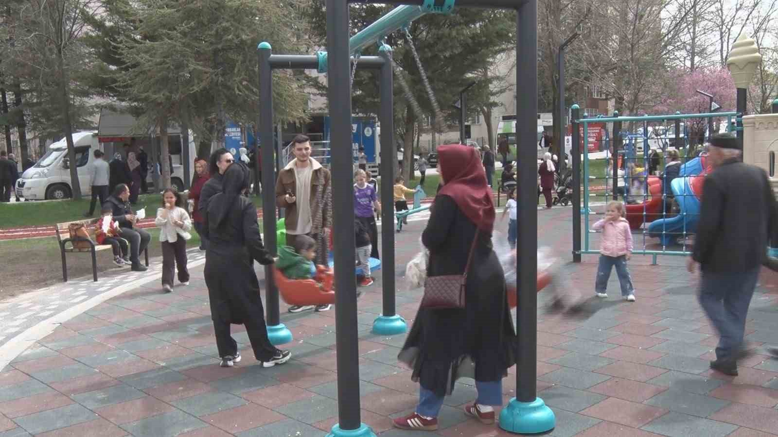 Pursaklar Belediye Başkanı Çetin: "Bir parkın aydınlık olması güvenliği de beraberinde getiriyor"
