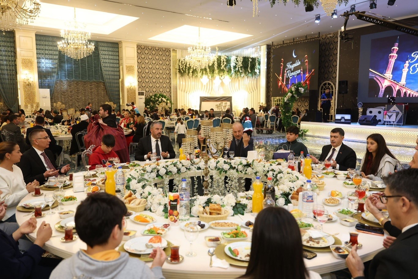 Pursaklar Belediyesi, yetim ve öksüz çocuklarla aynı sofrada
