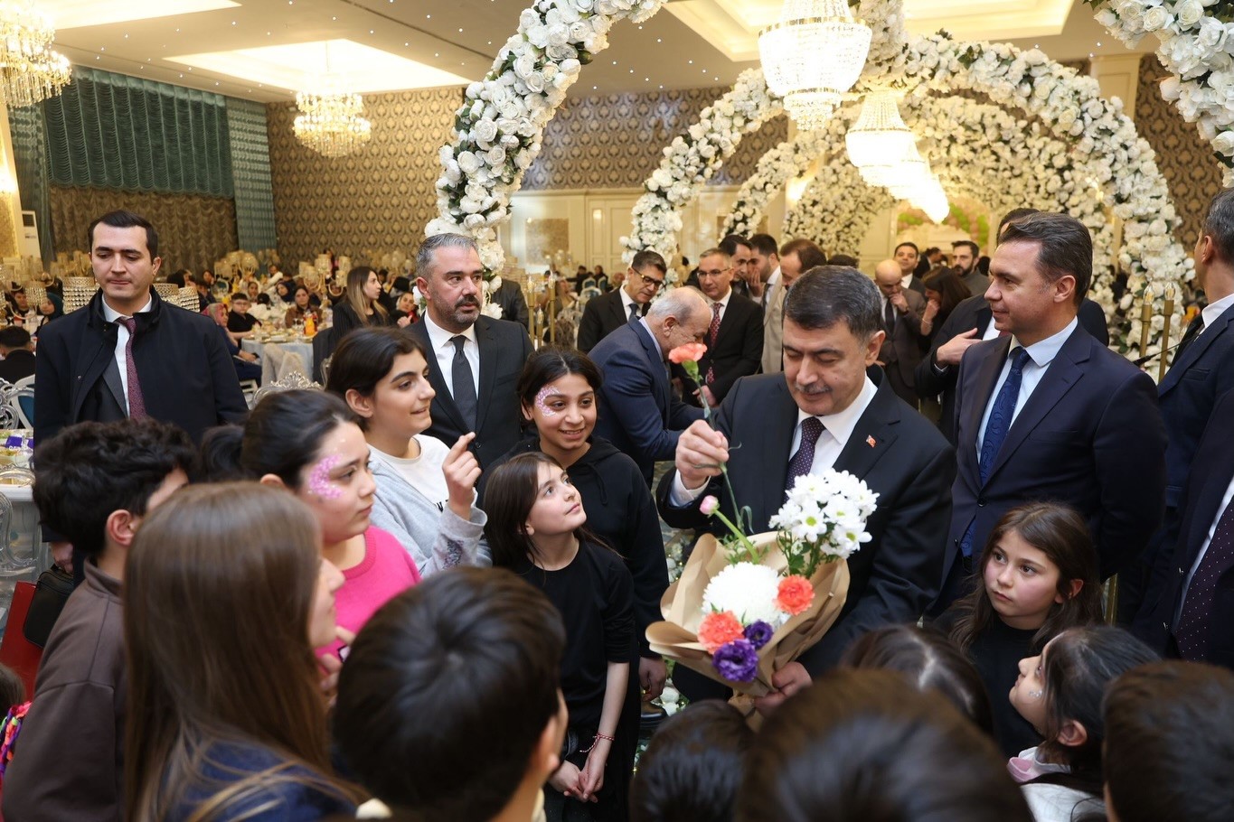 Pursaklar Belediyesi, yetim ve öksüz çocuklarla aynı sofrada
