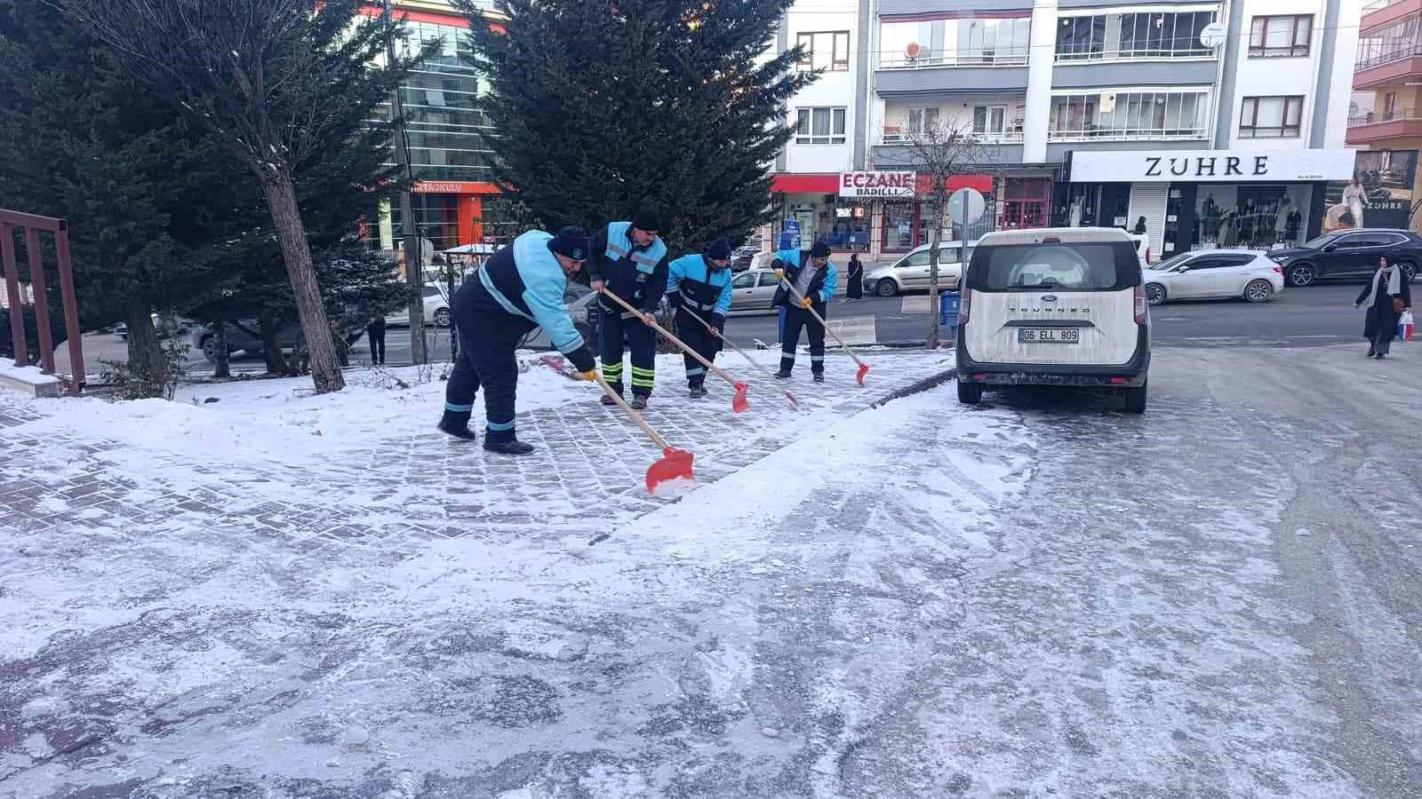 Pursaklar Belediyesi’nden buzlanmaya karşı önlem
