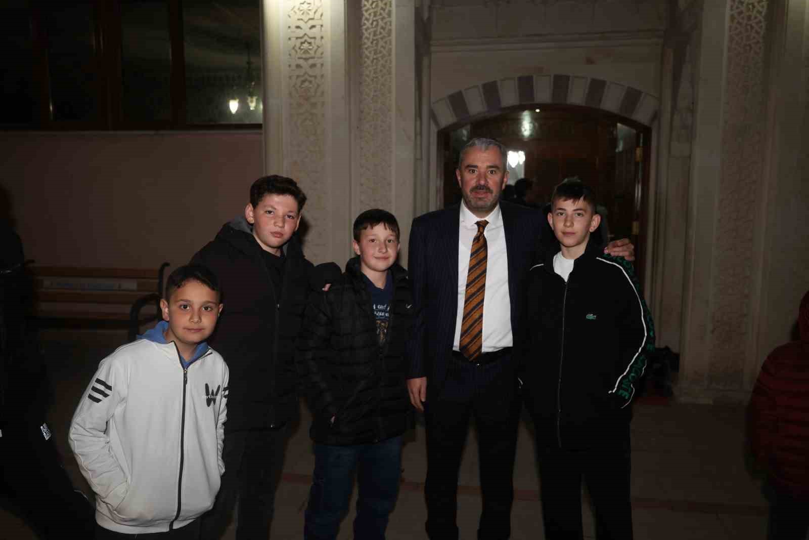 Pursaklar Belediyesi’nden Kadir Gecesi’nde gönülleri ısıtan sürpriz
