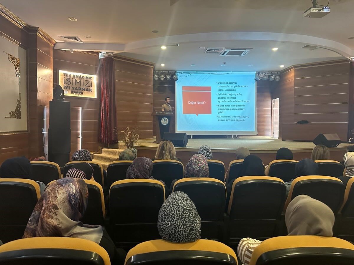 Pursaklar’da toplumsal değerlerin korunması ve bilinçli medya kullanımına yönelik seminer

