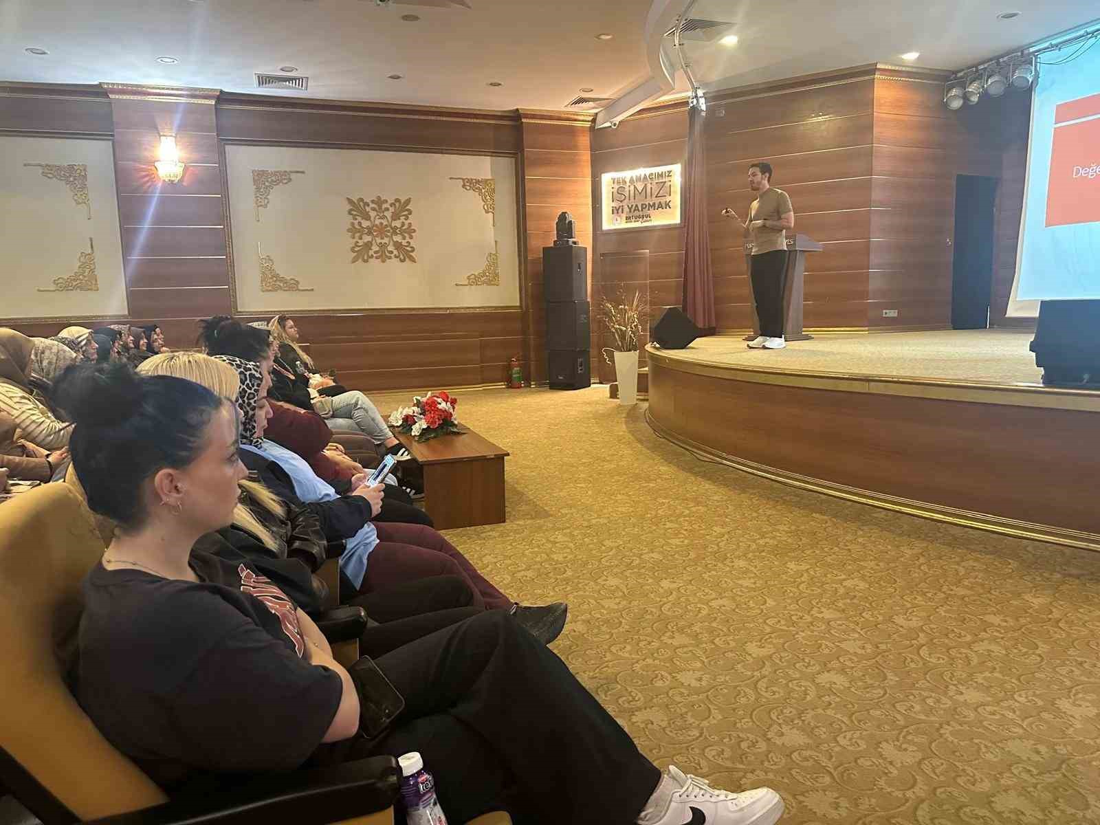 Pursaklar’da toplumsal değerlerin korunması ve bilinçli medya kullanımına yönelik seminer
