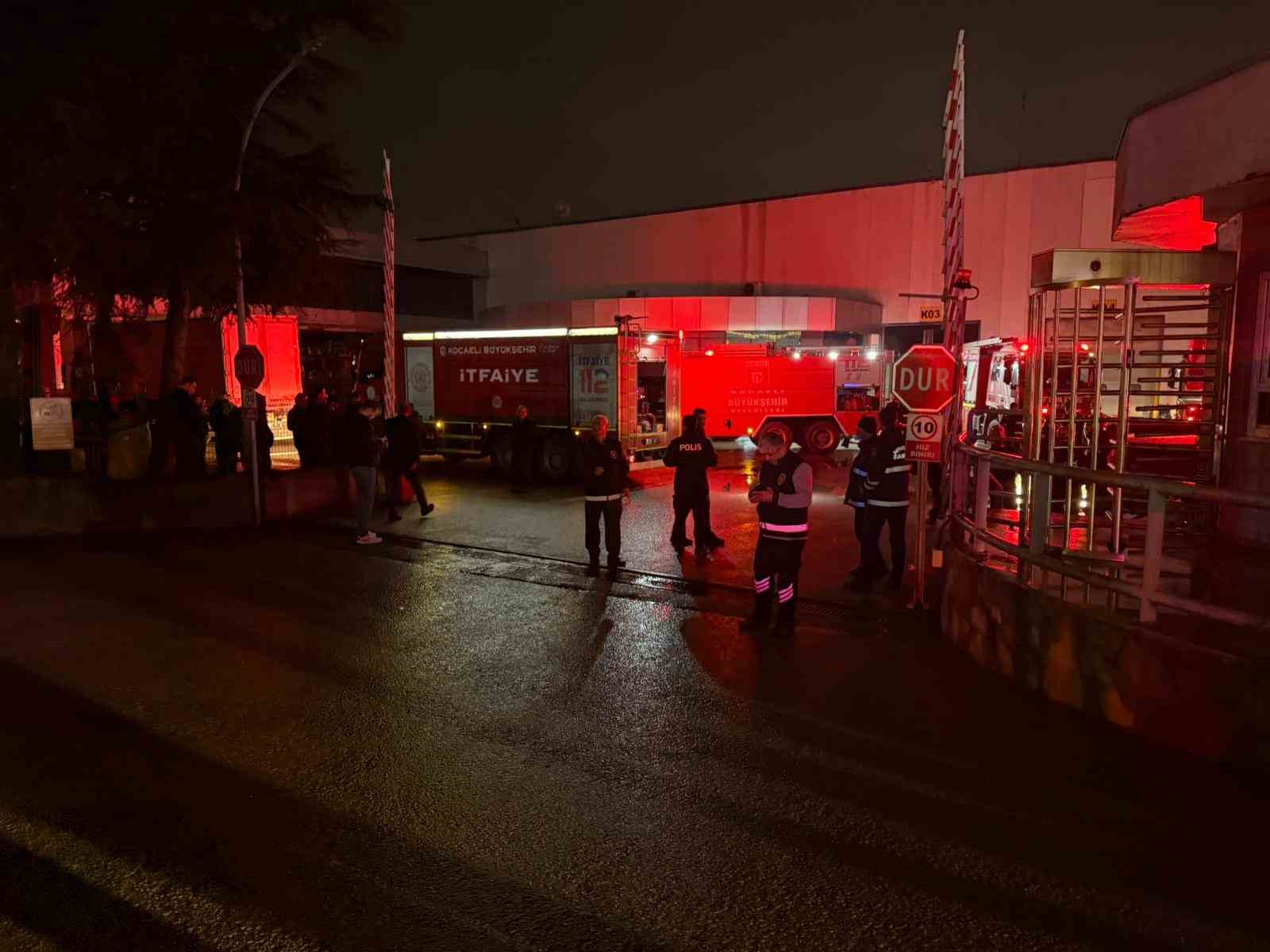 Raf imalatı yapılan fabrika alevlere teslim oldu
