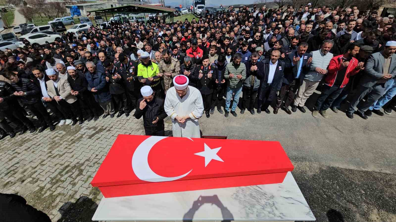 Rahatsızlanarak hayatını kaybeden kursiyer jandarma toprağa verildi
