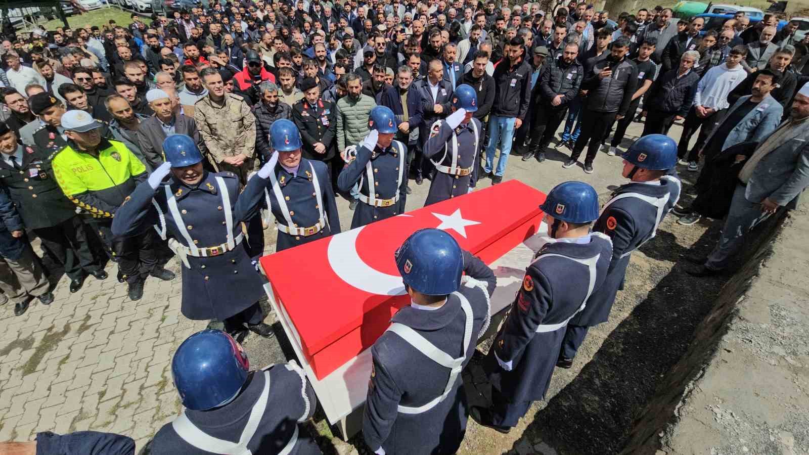 Rahatsızlanarak hayatını kaybeden kursiyer jandarma toprağa verildi
