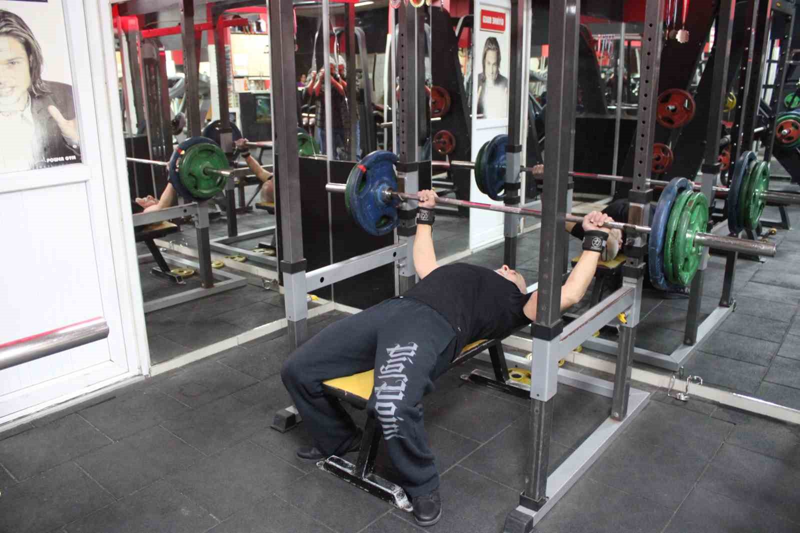 Rakip bulamayan ve gençlerle yarışan 65 yaşındaki Hakkı Bozat 420 kilo kaldırdı
