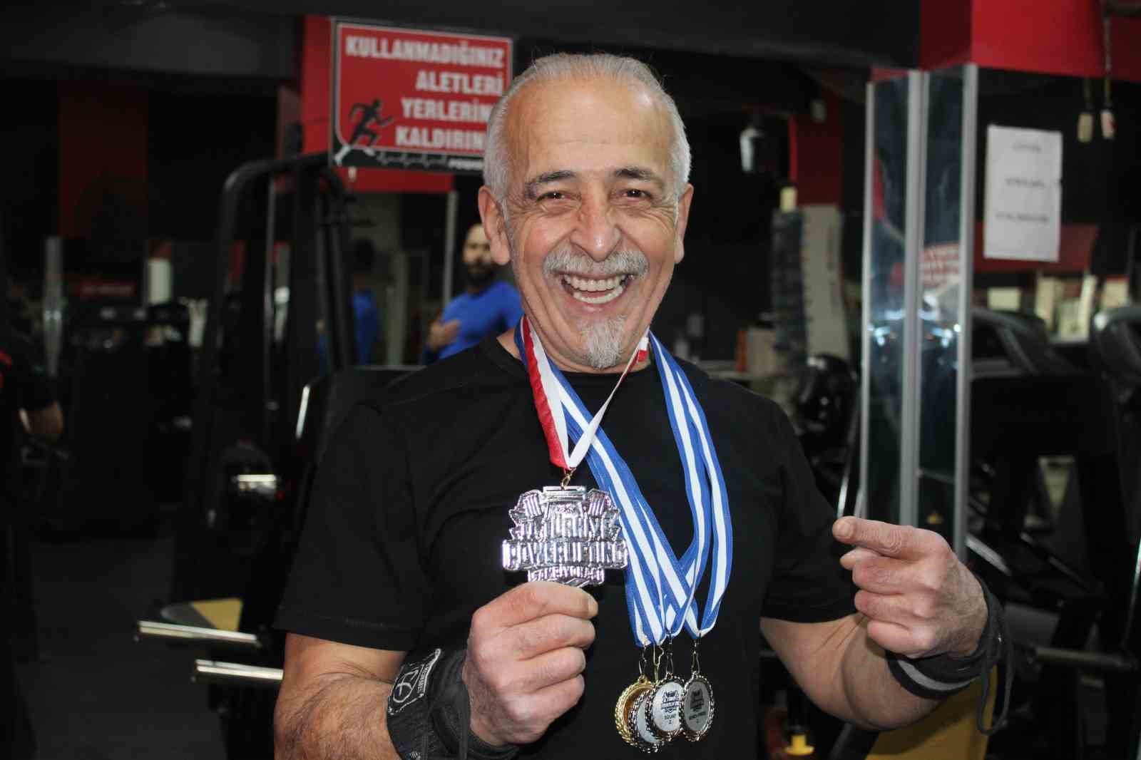 Rakip bulamayan ve gençlerle yarışan 65 yaşındaki Hakkı Bozat 420 kilo kaldırdı
