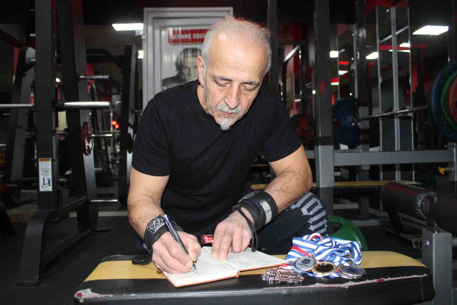 Rakip bulamayan ve gençlerle yarışan 65 yaşındaki Hakkı Bozat 420 kilo kaldırdı
