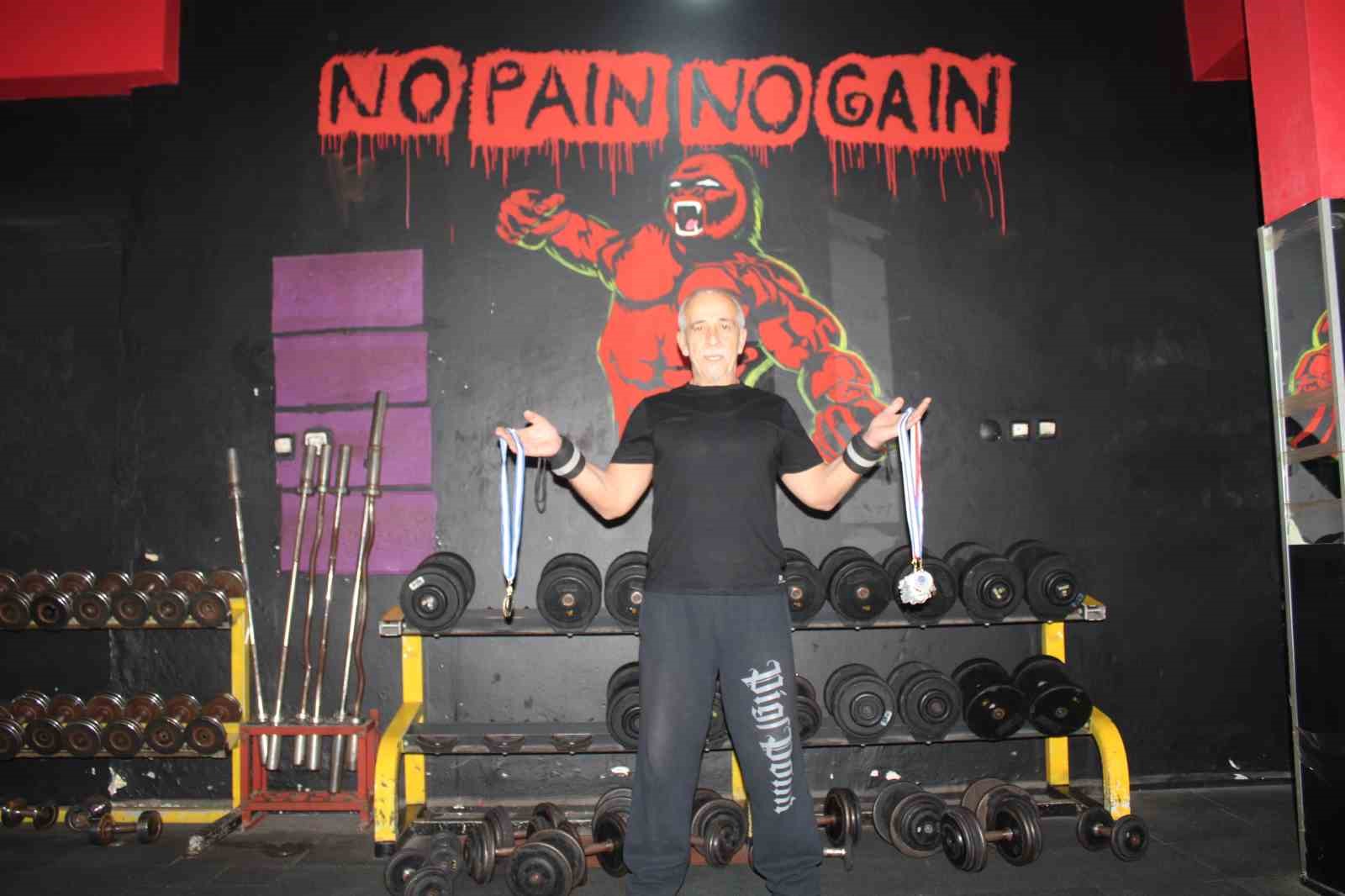 Rakip bulamayan ve gençlerle yarışan 65 yaşındaki Hakkı Bozat 420 kilo kaldırdı
