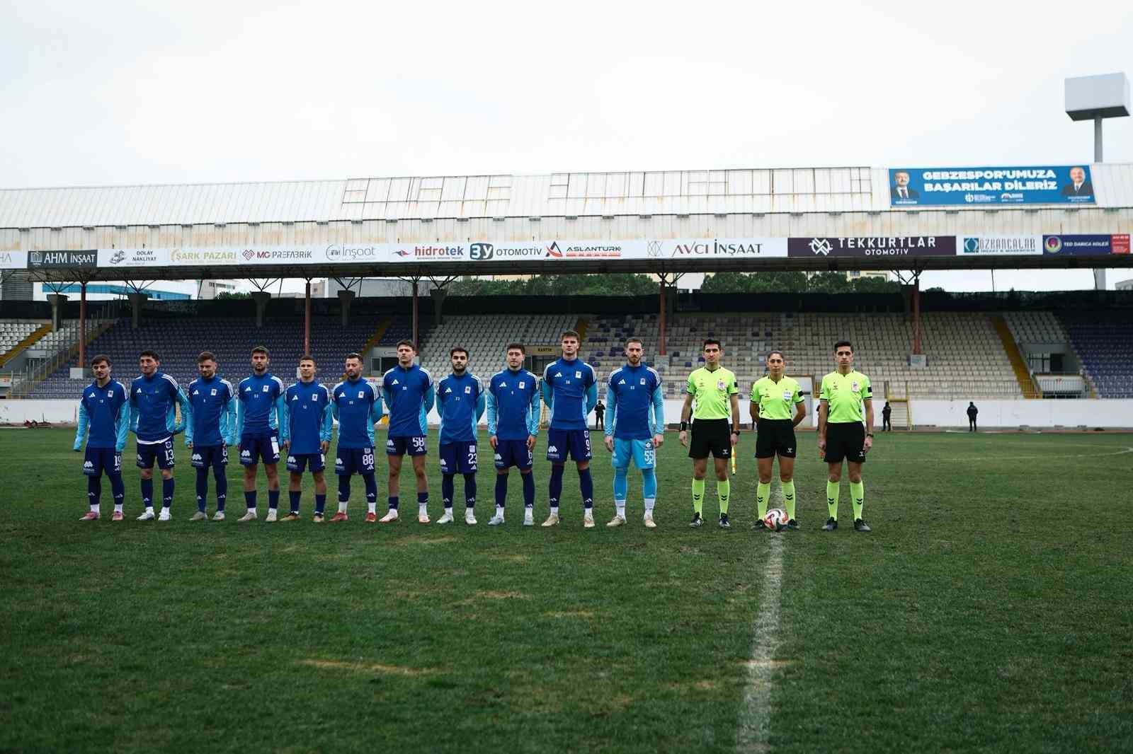 Rakip maça çıkmayınca kendi aralarında çift kale maç yaptılar
