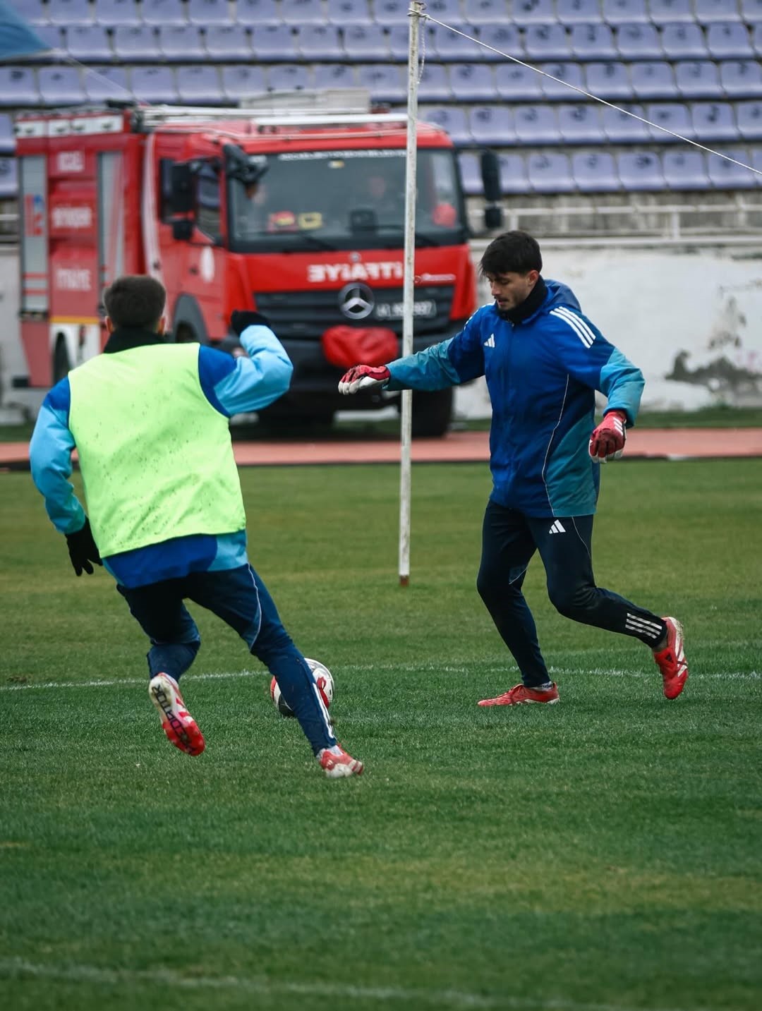 Rakip maça çıkmayınca kendi aralarında çift kale maç yaptılar
