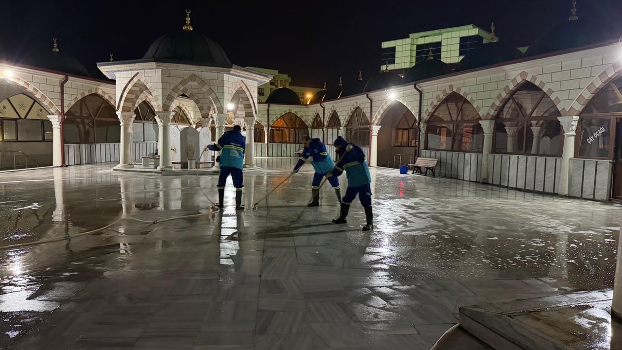 Ramazan ayı öncesi Arnavutköy’de camiler gül suyu ile temizleniyor
