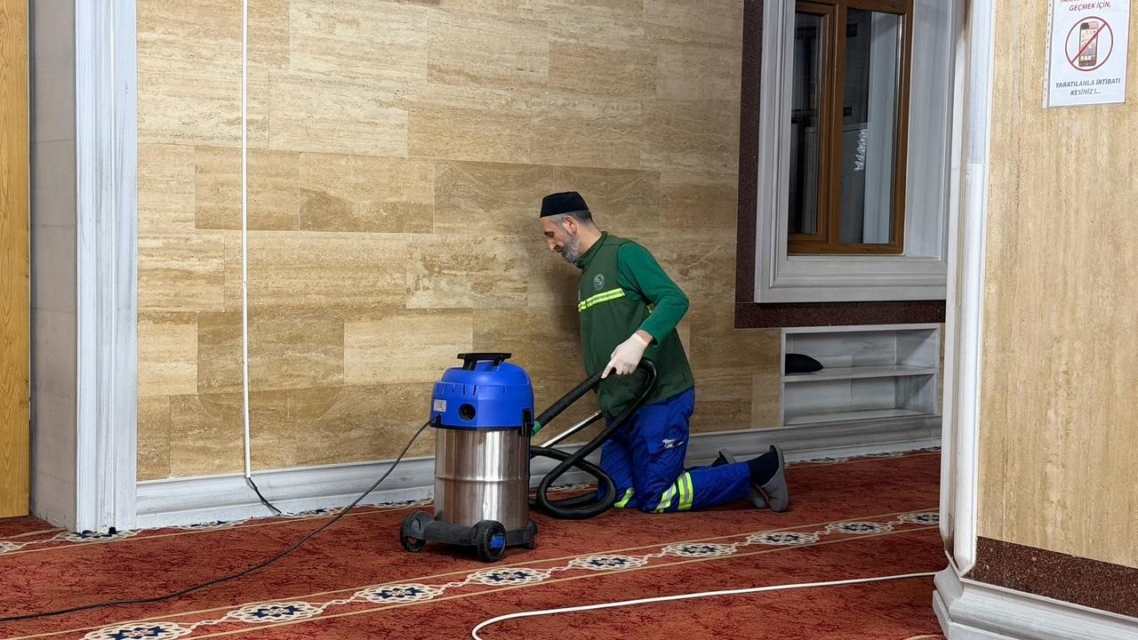 Ramazan ayı öncesi Arnavutköy’de camiler gül suyu ile temizleniyor
