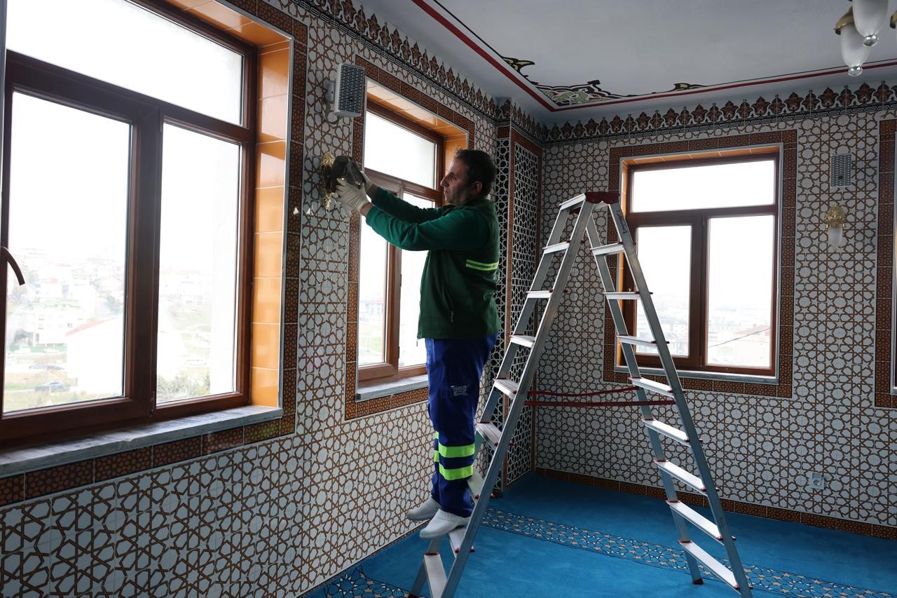 Ramazan ayı öncesi Arnavutköy’de camiler gül suyu ile temizleniyor
