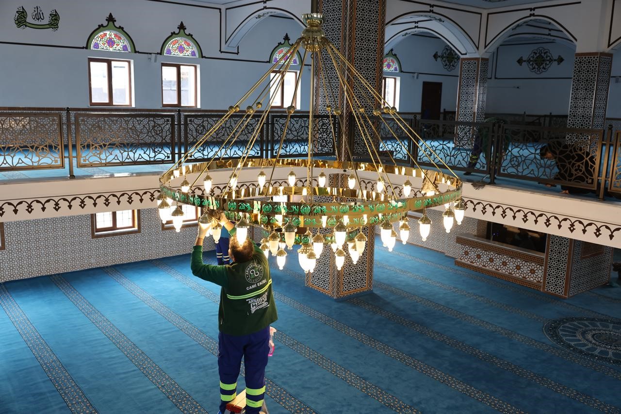 Ramazan ayı öncesi Arnavutköy’de camiler gül suyu ile temizleniyor
