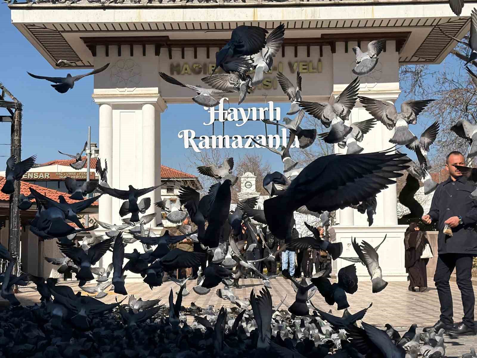 Ramazan ayının ilk cumasında Hacı Bayram Veli Camii doldu taştı
Ramazan ayının ilk cumasında Hacı Bayram Veli Camii doldu taştı