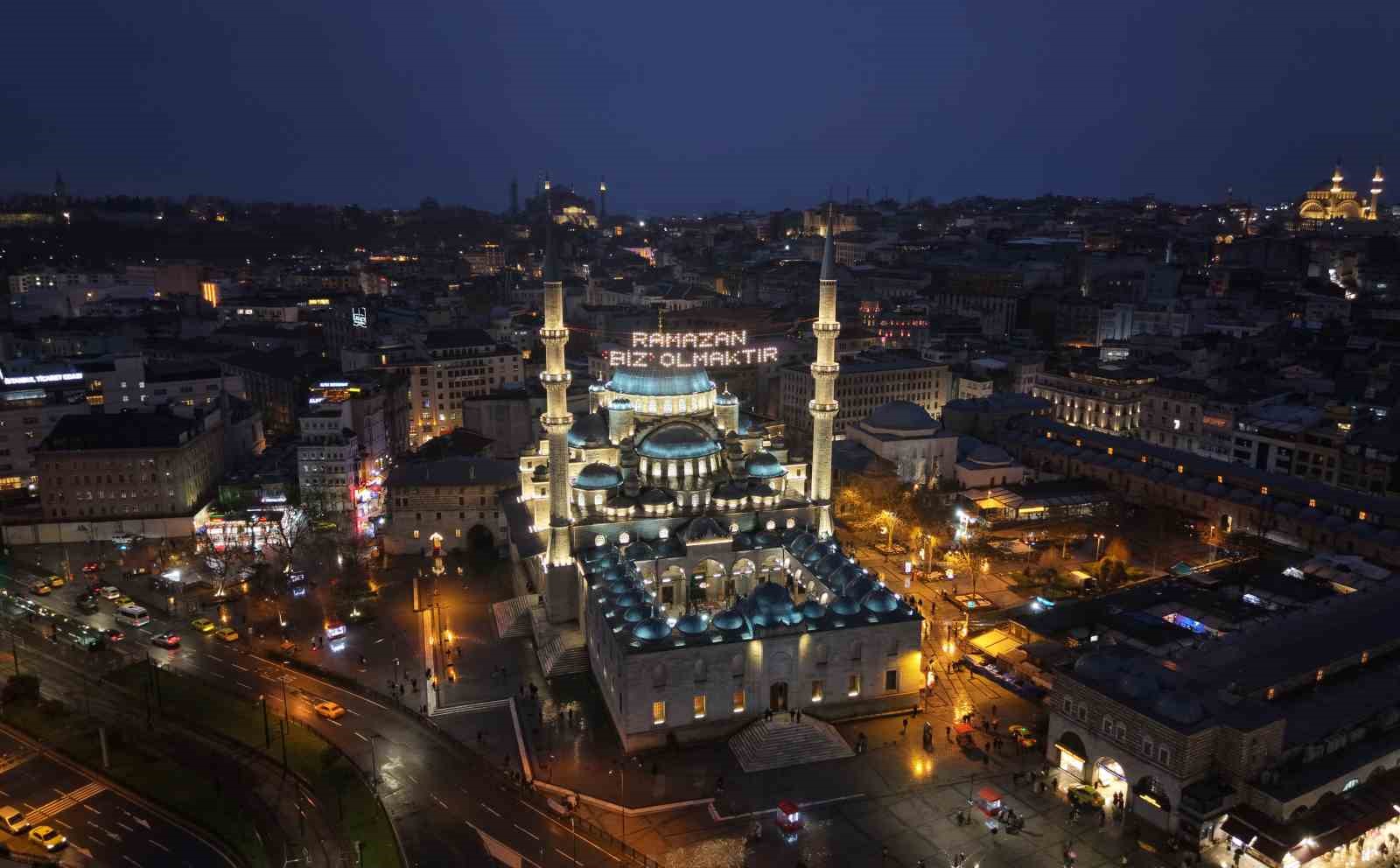 Ramazan ayının müjdecisi mahyalar yanmaya başladı
