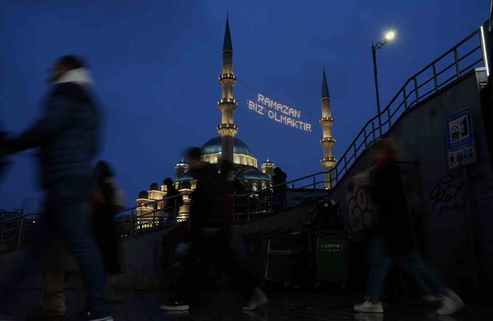 Ramazan ayının müjdecisi mahyalar yanmaya başladı
