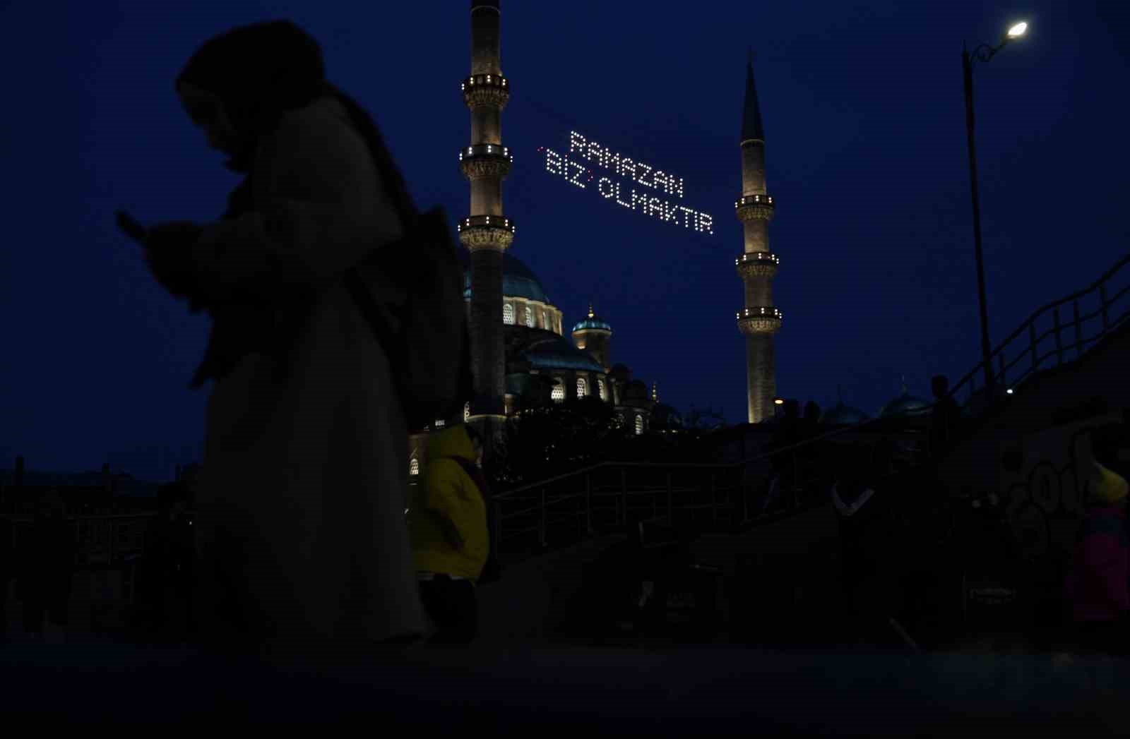 Ramazan ayının müjdecisi mahyalar yanmaya başladı
