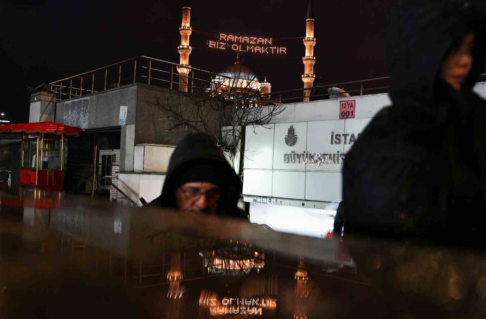 Ramazan ayının müjdecisi mahyalar yanmaya başladı
