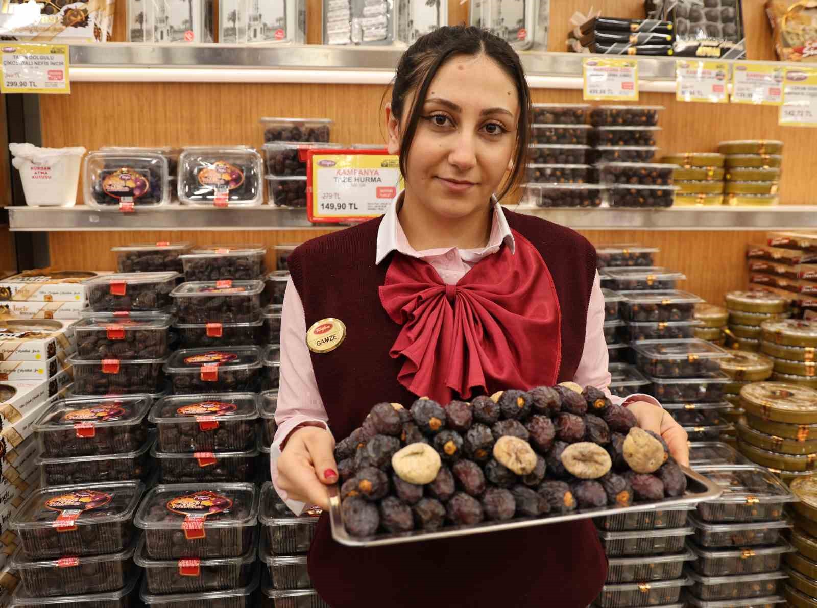 Ramazan ayının sembol ürünü hurma tezgahlardaki yerini aldı
