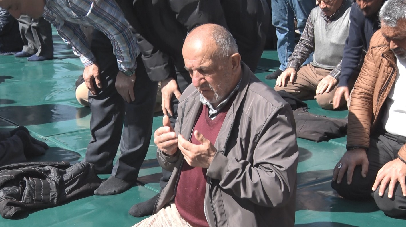 Ramazan ayının son cumasında Hacı Bayram Veli Camii doldu taştı
