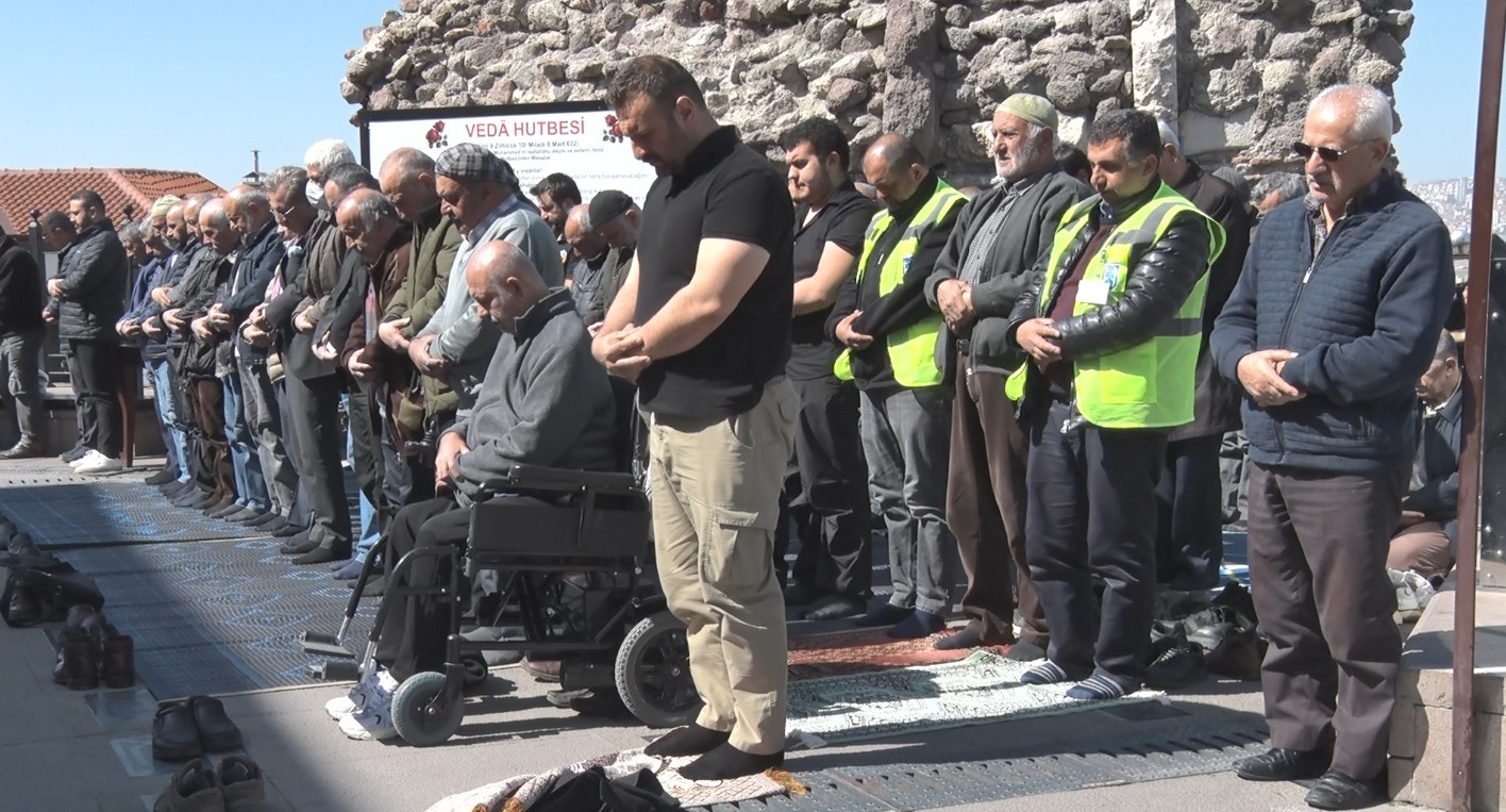 Ramazan ayının son cumasında Hacı Bayram Veli Camii doldu taştı
