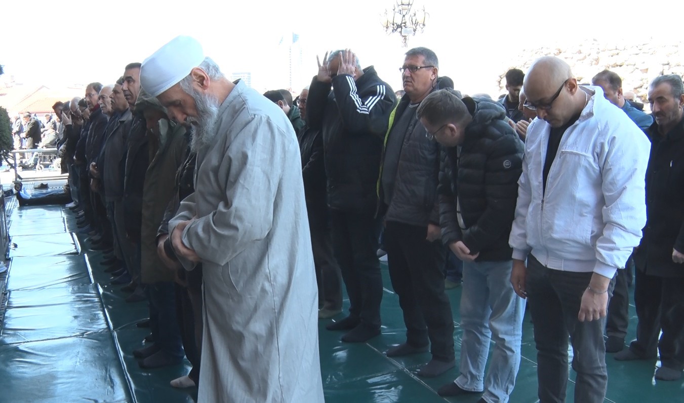Ramazan ayının son cumasında Hacı Bayram Veli Camii doldu taştı
