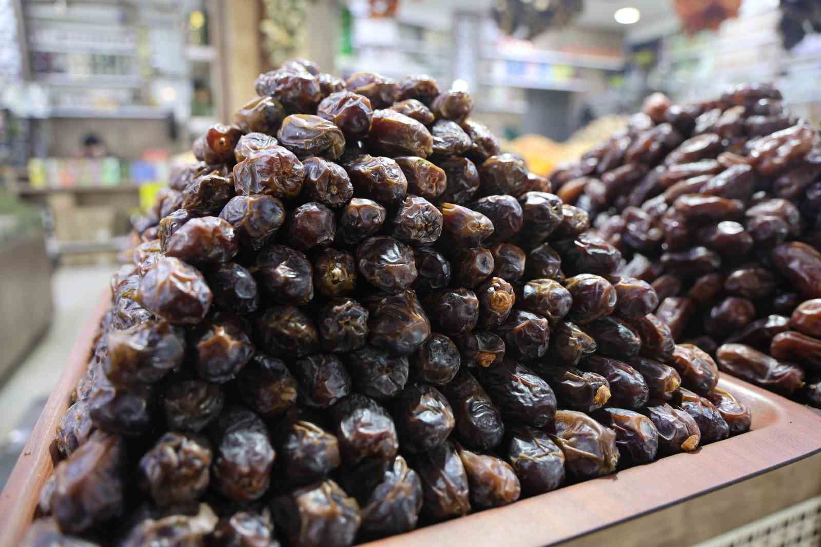 Ramazan ayının vazgeçilmezi hurma, tezgahlarda yerini aldı
