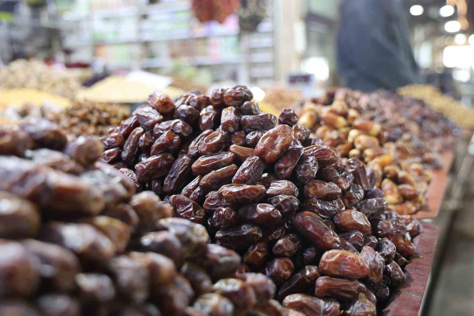 Ramazan ayının vazgeçilmezi hurma, tezgahlarda yerini aldı
