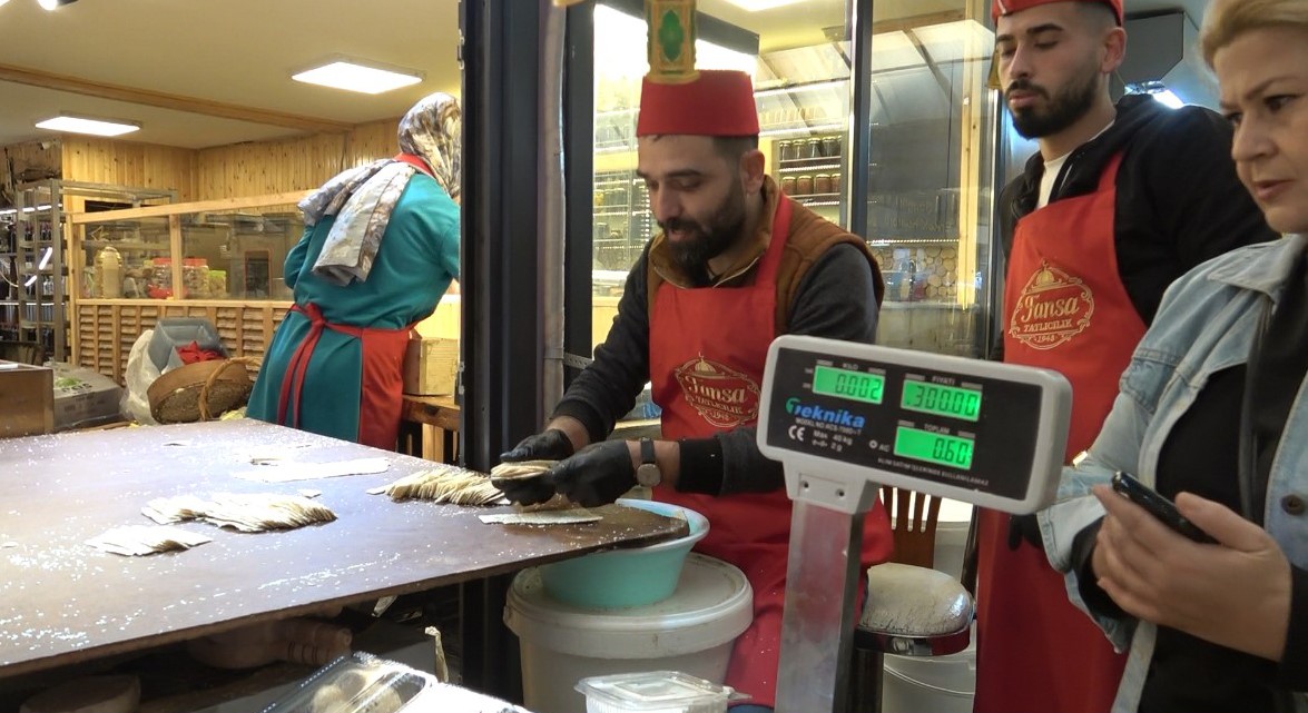 Ramazan ayının vazgeçilmezi küncülü helvanın kuyruğu bitmiyor
