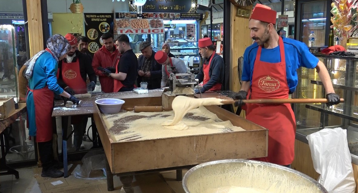 Ramazan ayının vazgeçilmezi küncülü helvanın kuyruğu bitmiyor
