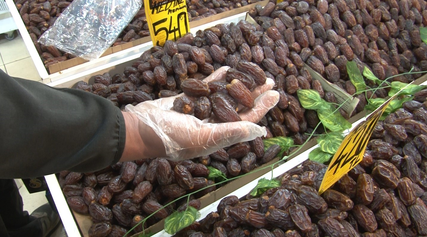 Ramazan Ayı’nın yaklaşmasıyla hurma ve helva satışları yoğunlaştı
Ramazan Ayı’nın yaklaşmasıyla hurma ve helva satışları yoğunlaştı