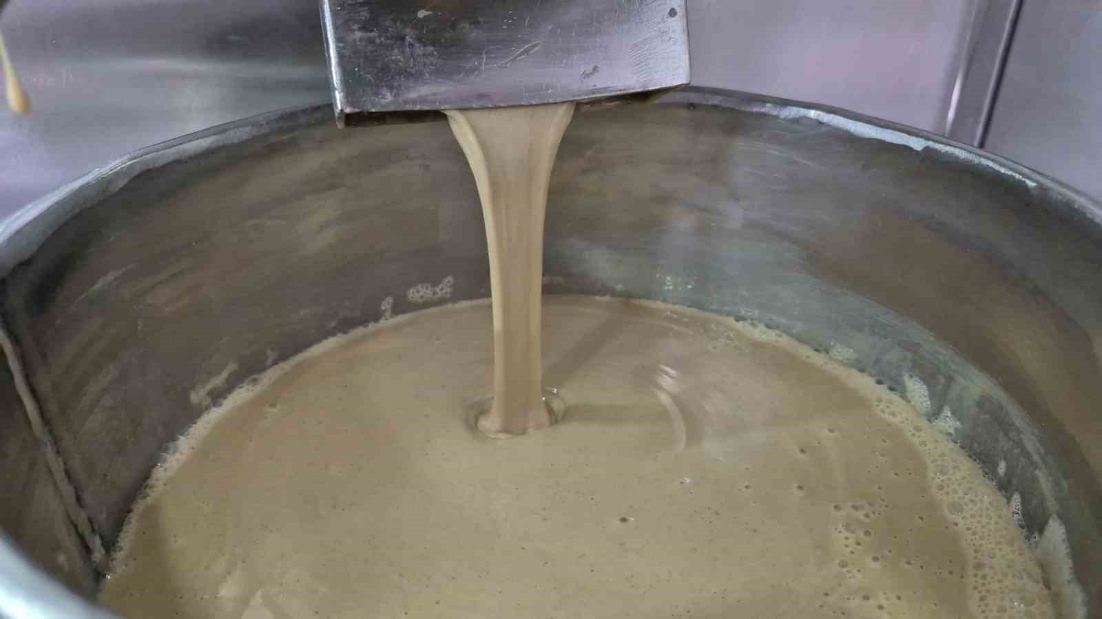 Ramazan Ayı’nın yaklaşmasıyla hurma ve helva satışları yoğunlaştı
Ramazan Ayı’nın yaklaşmasıyla hurma ve helva satışları yoğunlaştı