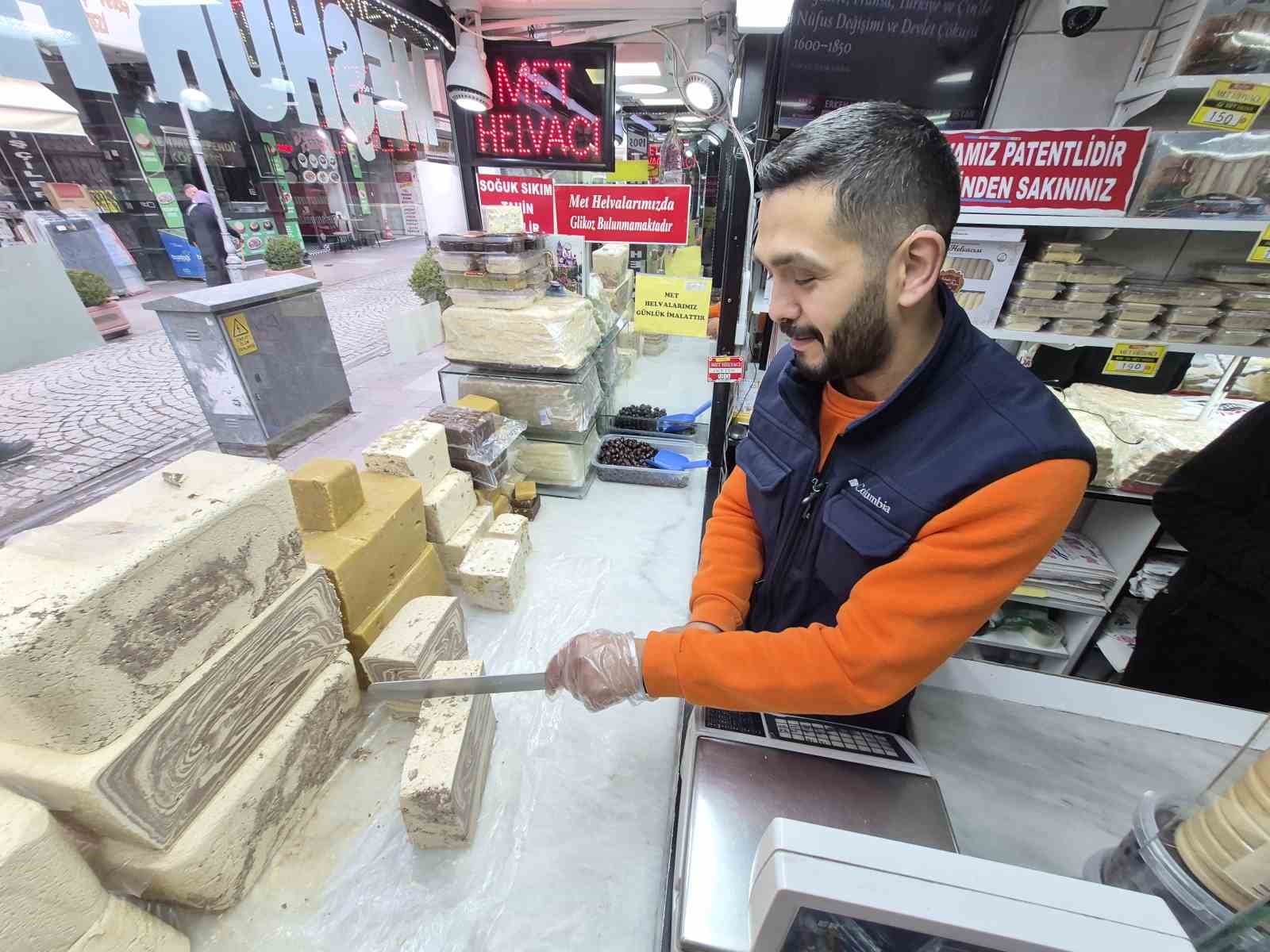 Ramazan Ayı’nın yaklaşmasıyla hurma ve helva satışları yoğunlaştı
Ramazan Ayı’nın yaklaşmasıyla hurma ve helva satışları yoğunlaştı