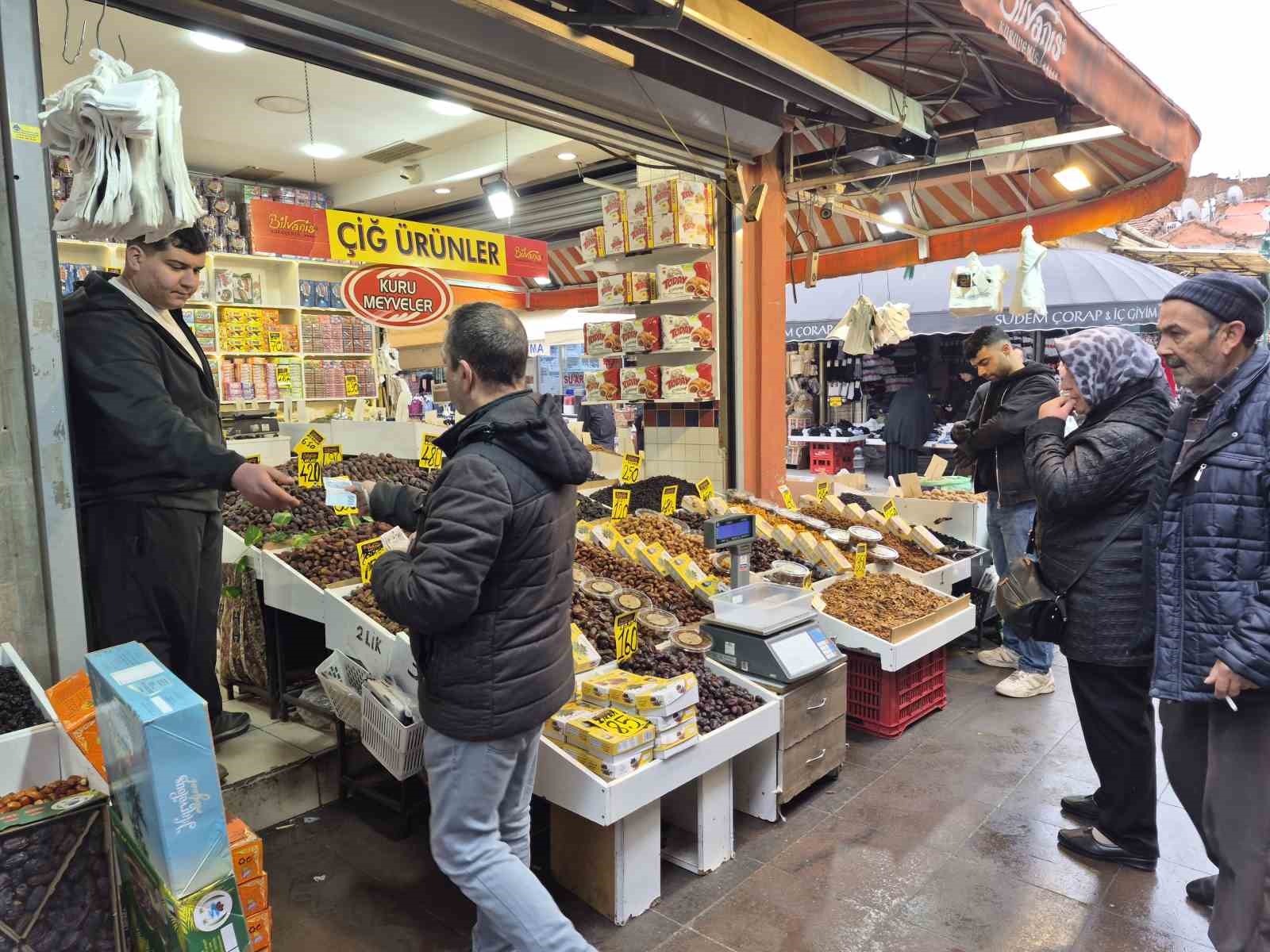 Ramazan Ayı’nın yaklaşmasıyla hurma ve helva satışları yoğunlaştı
Ramazan Ayı’nın yaklaşmasıyla hurma ve helva satışları yoğunlaştı