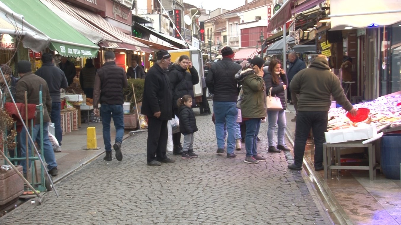 Ramazan Ayı’nın yaklaşmasıyla hurma ve helva satışları yoğunlaştı
Ramazan Ayı’nın yaklaşmasıyla hurma ve helva satışları yoğunlaştı