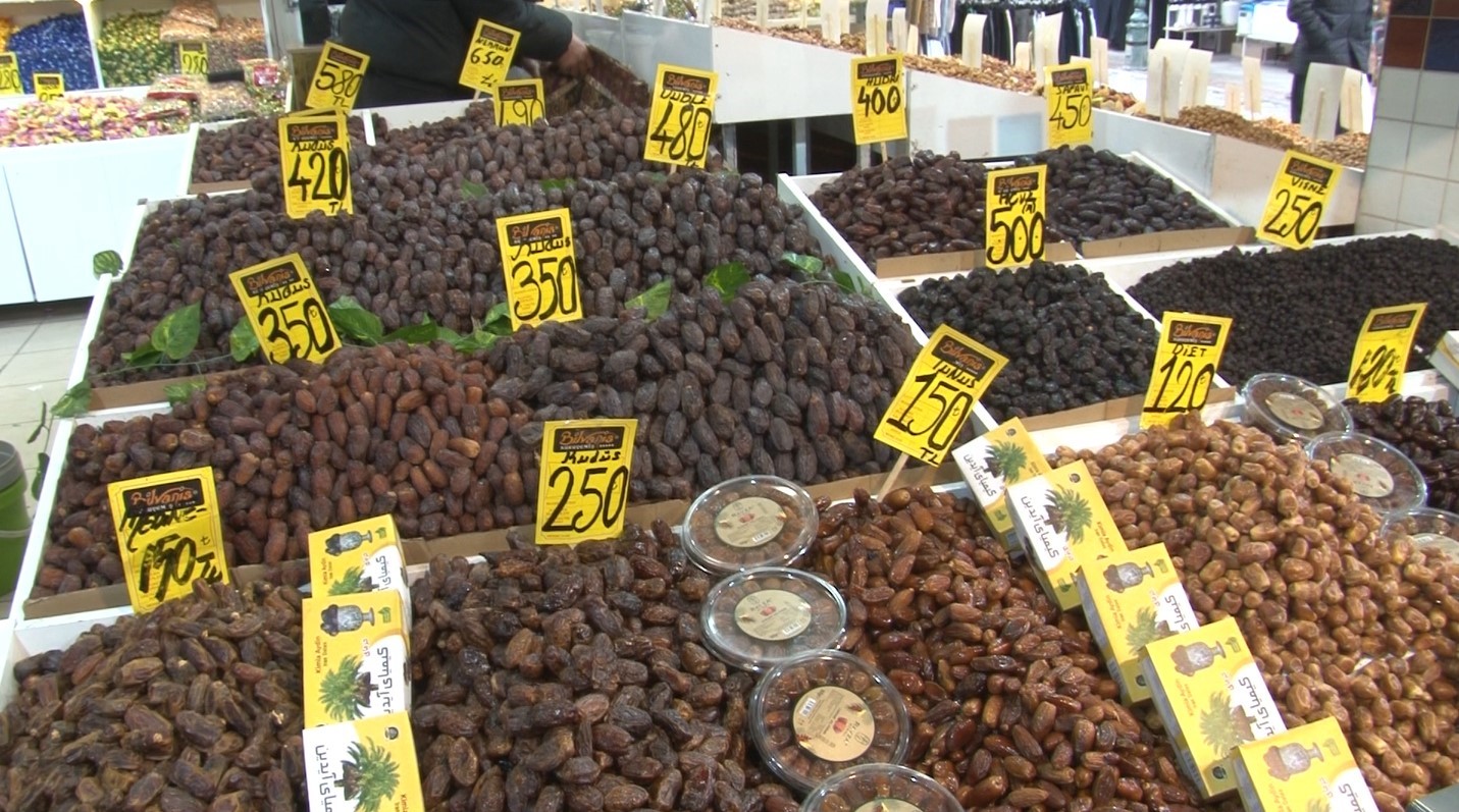 Ramazan Ayı’nın yaklaşmasıyla hurma ve helva satışları yoğunlaştı
Ramazan Ayı’nın yaklaşmasıyla hurma ve helva satışları yoğunlaştı