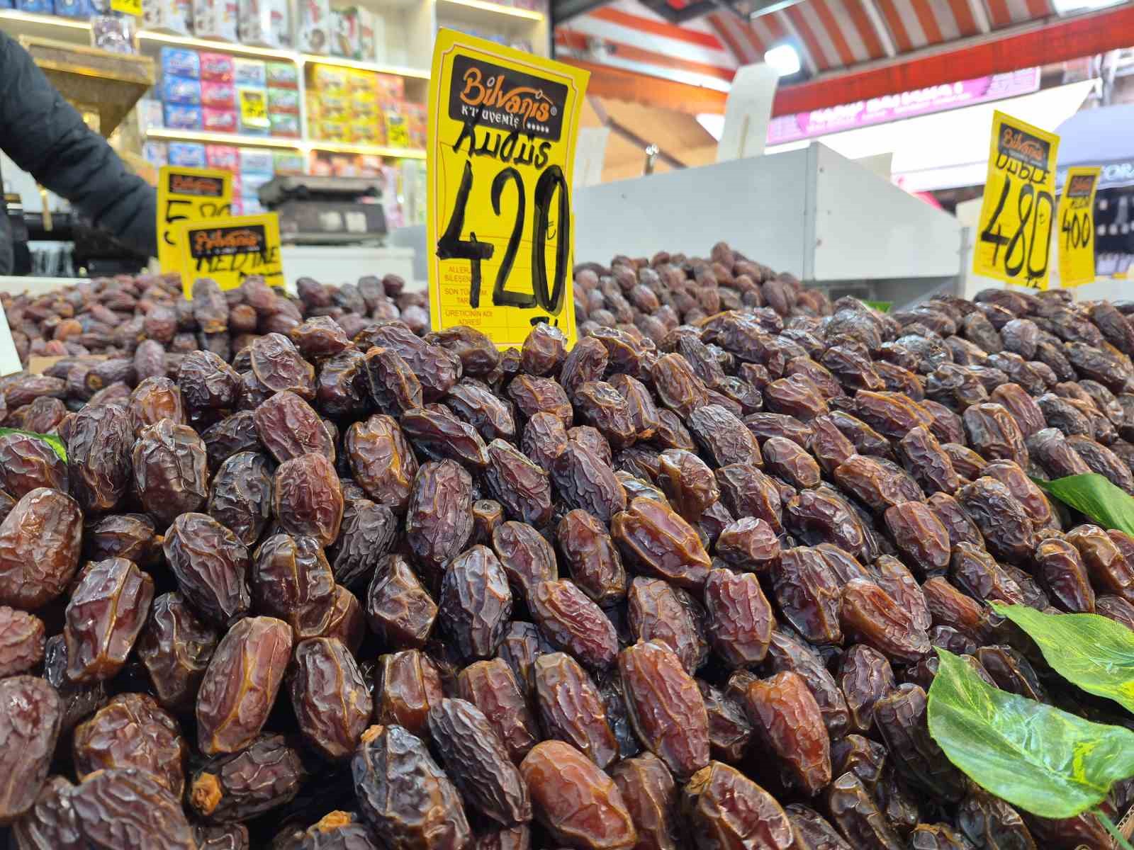 Ramazan Ayı’nın yaklaşmasıyla hurma ve helva satışları yoğunlaştı
Ramazan Ayı’nın yaklaşmasıyla hurma ve helva satışları yoğunlaştı