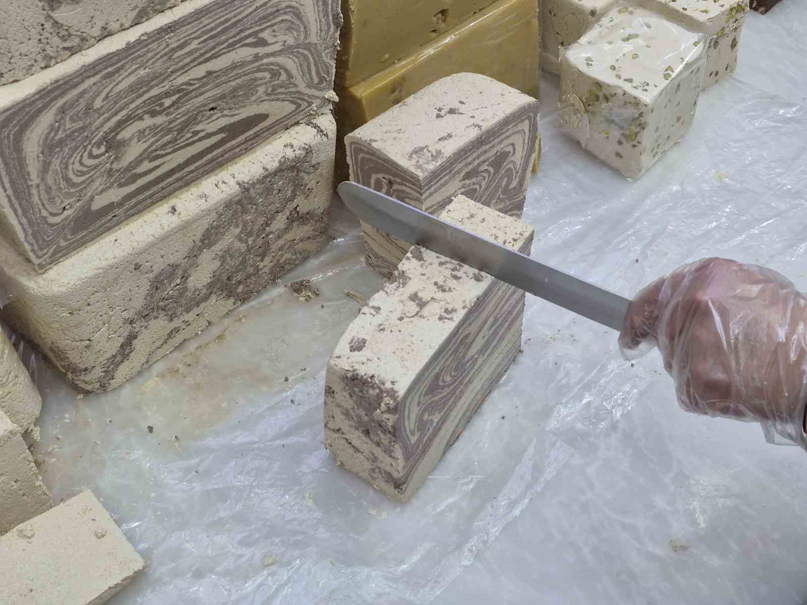 Ramazan Ayı’nın yaklaşmasıyla hurma ve helva satışları yoğunlaştı
Ramazan Ayı’nın yaklaşmasıyla hurma ve helva satışları yoğunlaştı