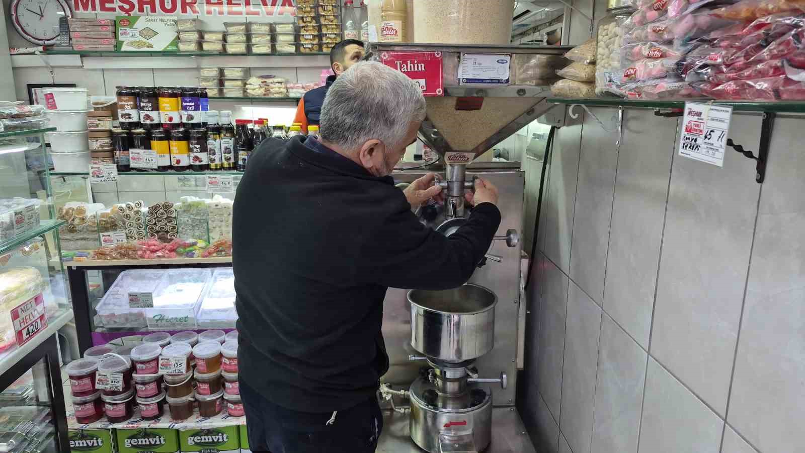 Ramazan Ayı’nın yaklaşmasıyla hurma ve helva satışları yoğunlaştı
Ramazan Ayı’nın yaklaşmasıyla hurma ve helva satışları yoğunlaştı