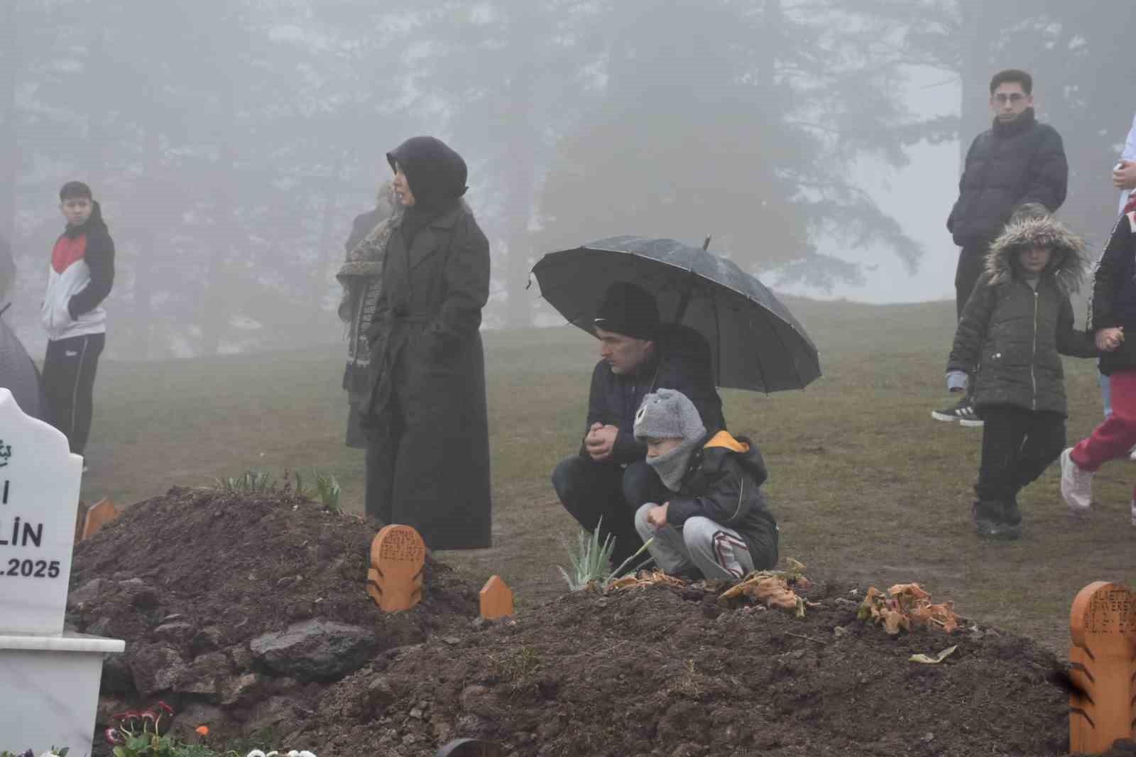 Ramazan Bayramı öncesi mezarlıklara akın ettiler: Kabir başında dua ve gözyaşı
