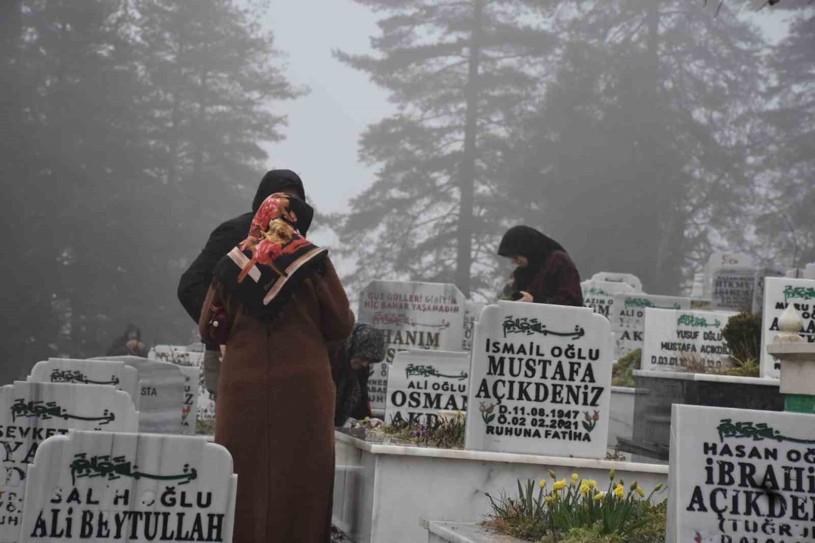 Ramazan Bayramı öncesi mezarlıklara akın ettiler: Kabir başında dua ve gözyaşı
