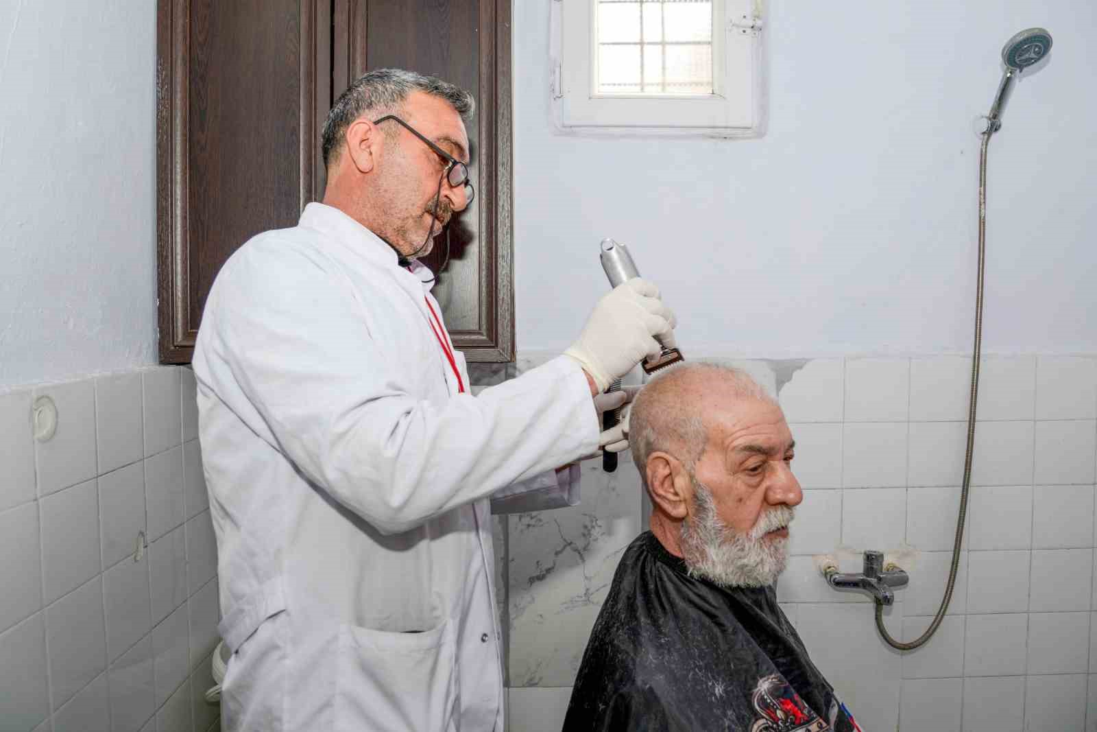 Ramazan Bayramı öncesi yaşlılara evde berber hizmeti
