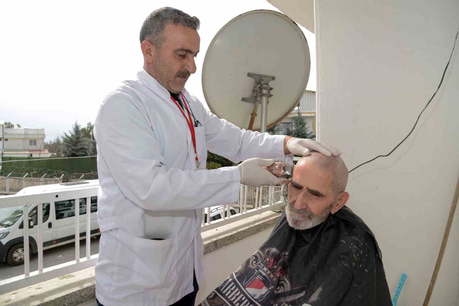 Ramazan Bayramı öncesi yaşlılara evde berber hizmeti
