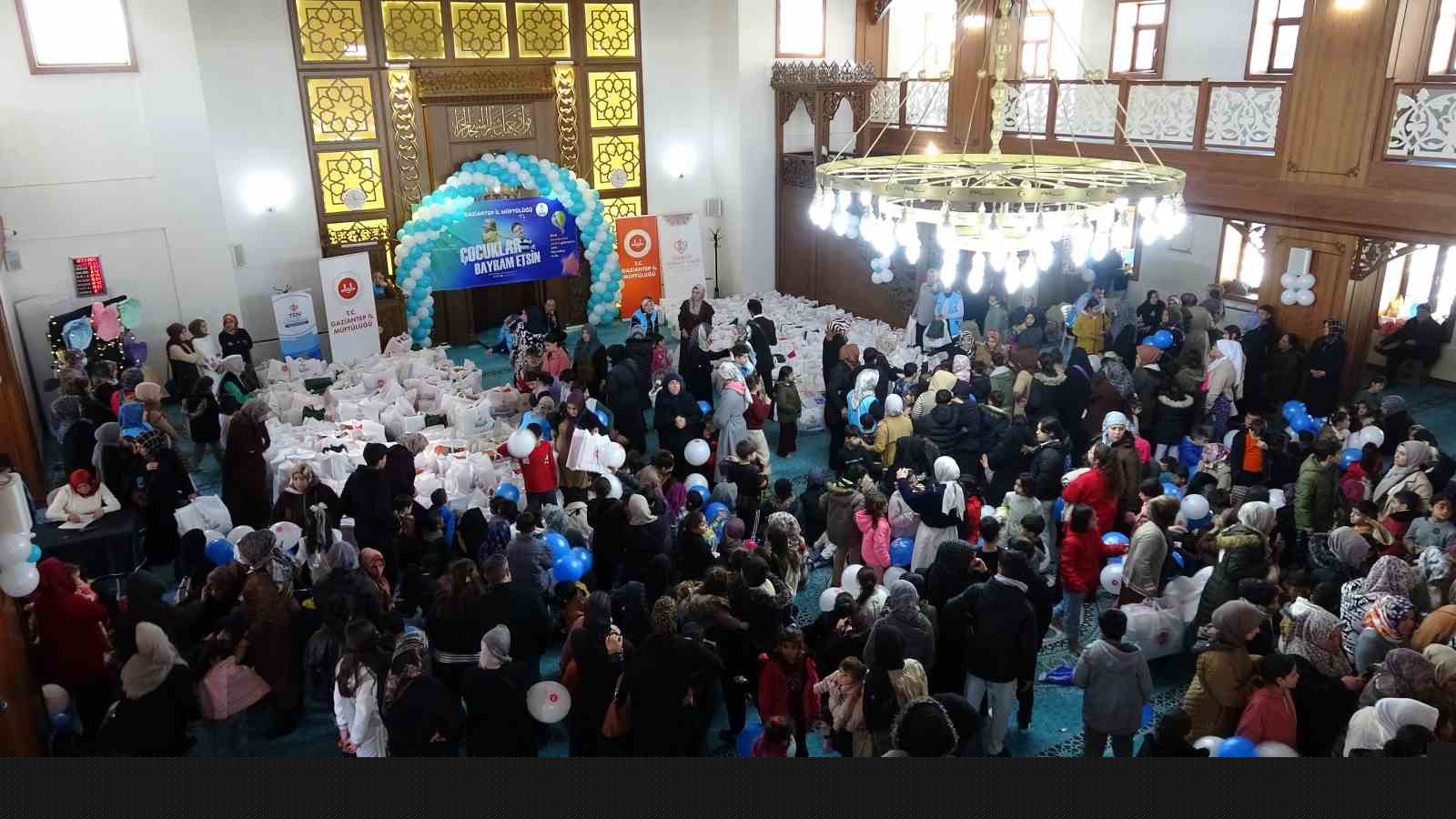 Ramazan Bayramı öncesi yetim çocukların yüzleri güldürüldü
