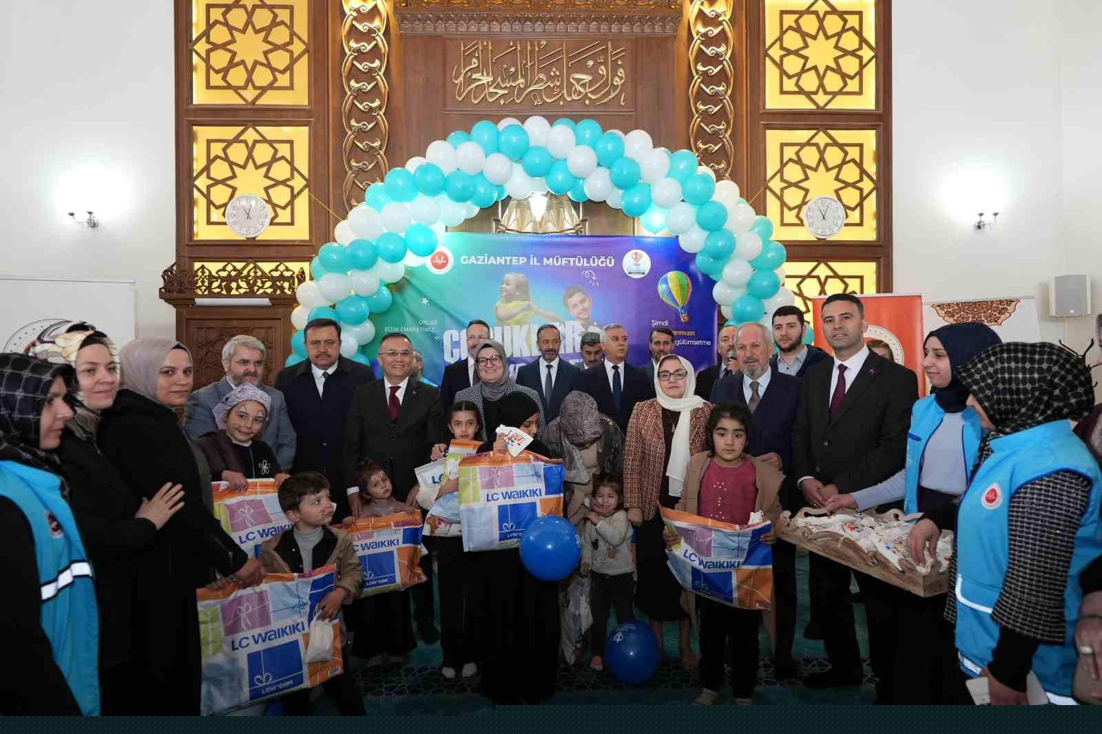 Ramazan Bayramı öncesi yetim çocukların yüzleri güldürüldü
