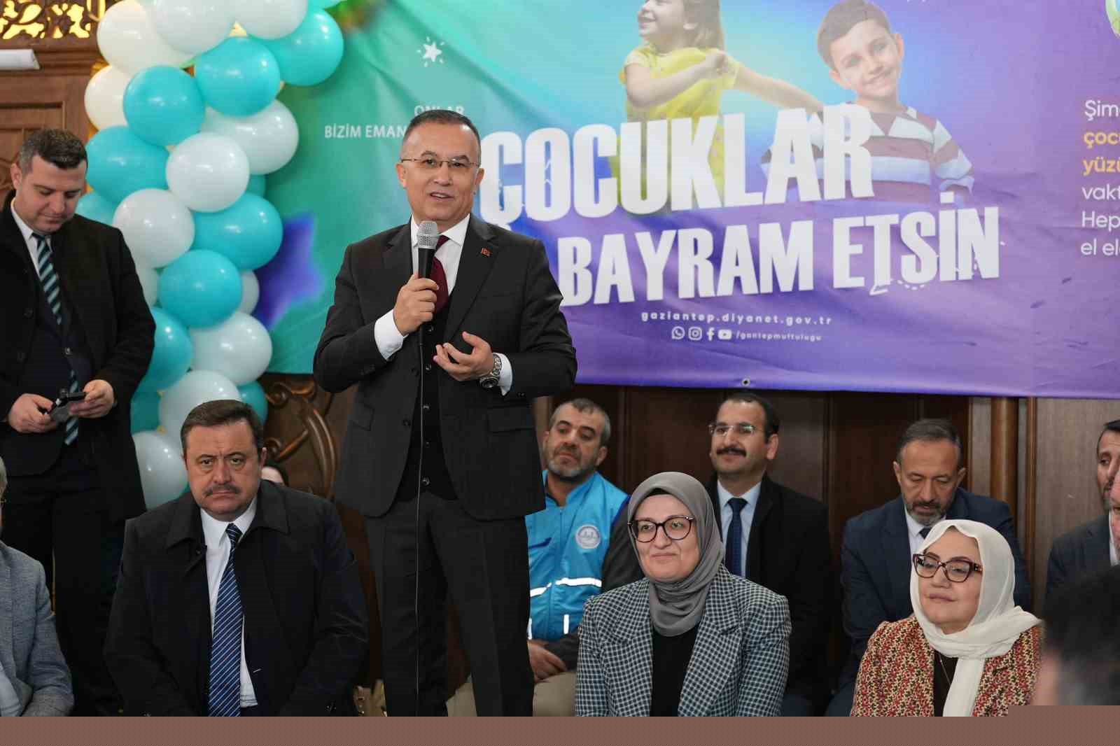 Ramazan Bayramı öncesi yetim çocukların yüzleri güldürüldü
